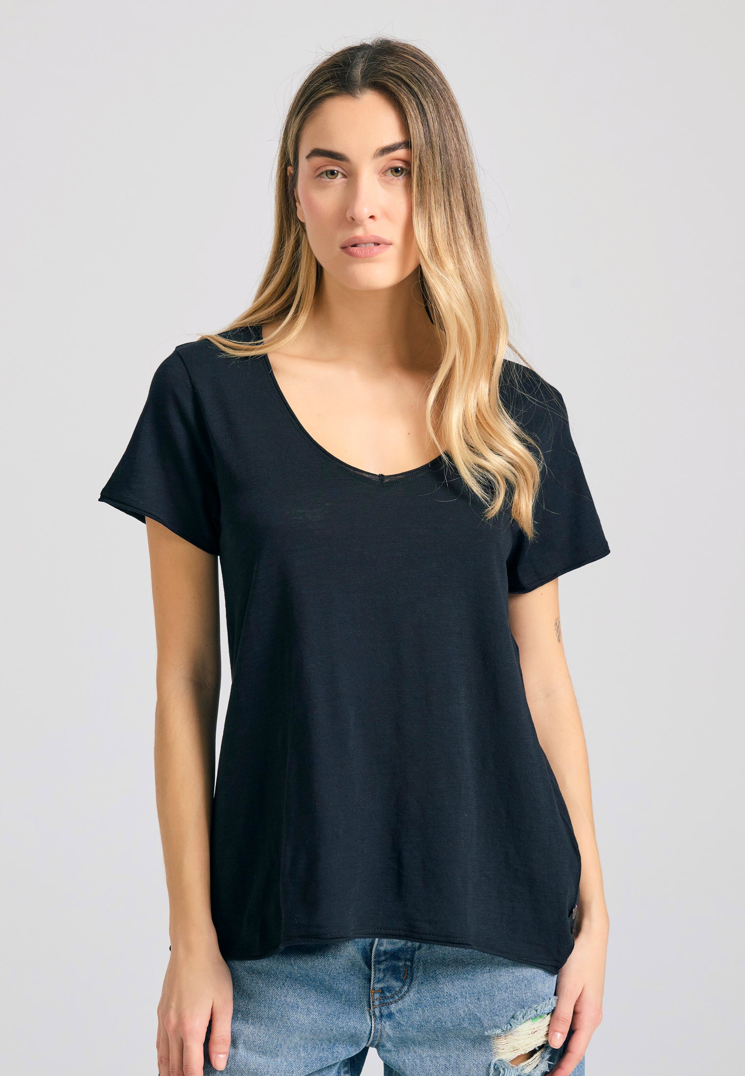 Women's V-neck t-shirt with raw edges - The essentials