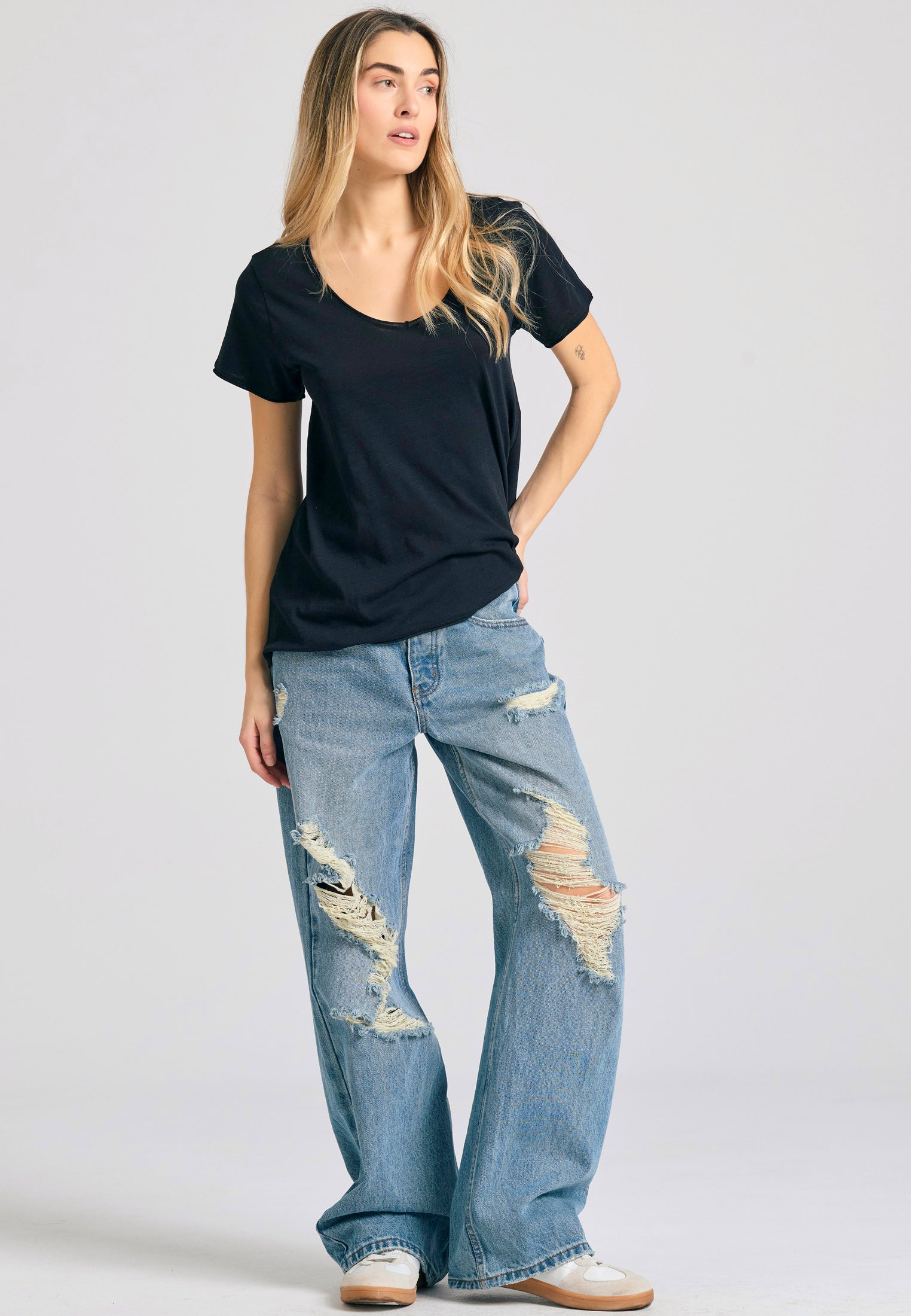 Women's V-neck t-shirt with raw edges - The essentials
