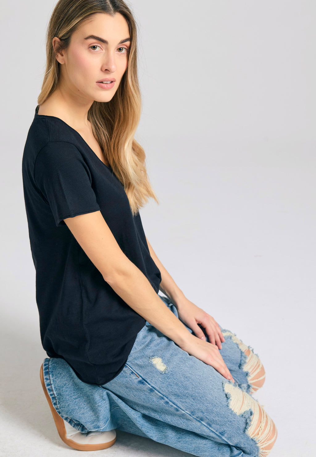 Women's V-neck t-shirt with raw edges - The essentials