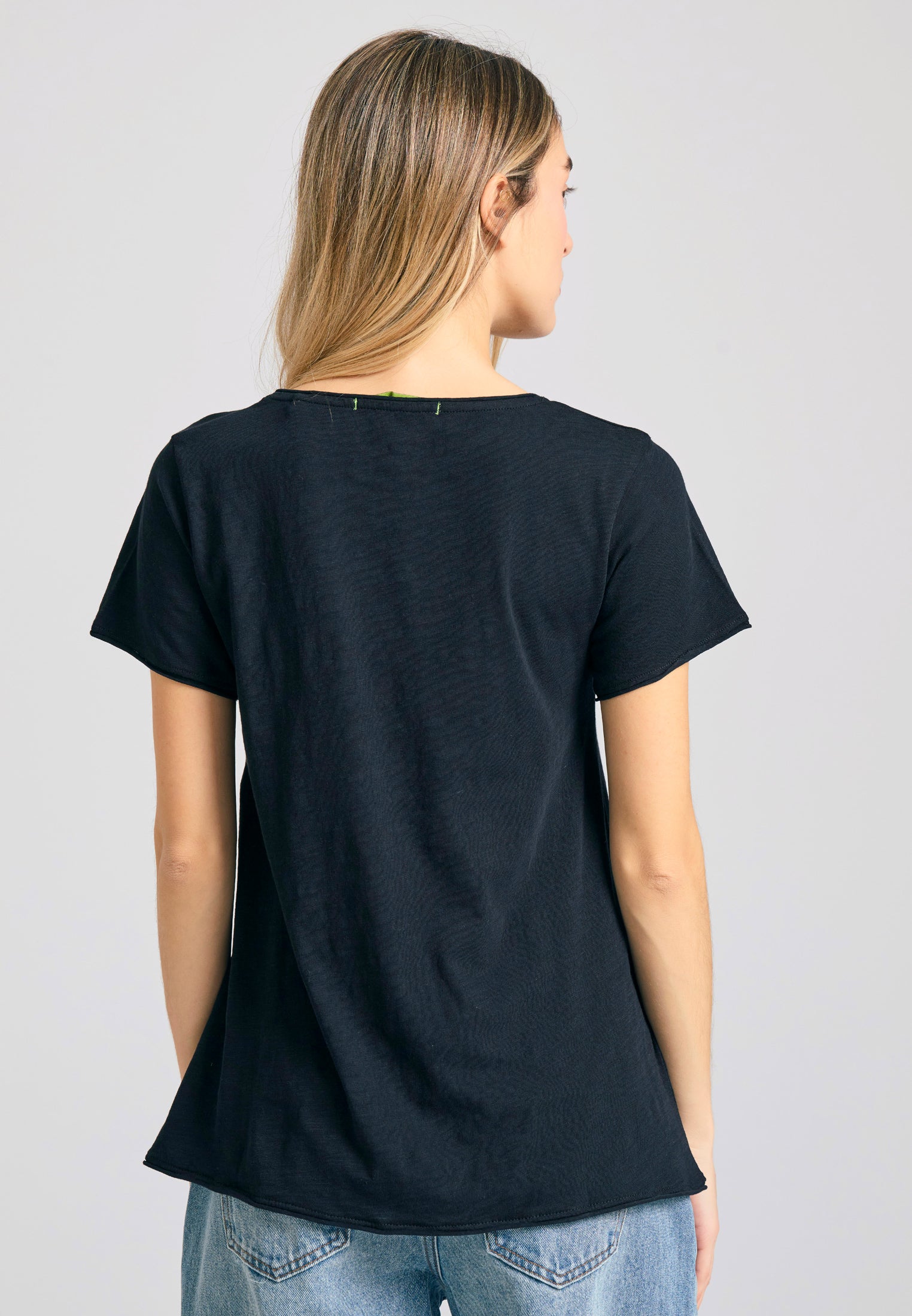 Women's V-neck t-shirt with raw edges - The essentials