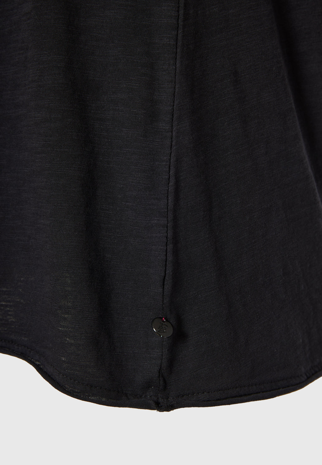 Women's V-neck t-shirt with raw edges - The essentials