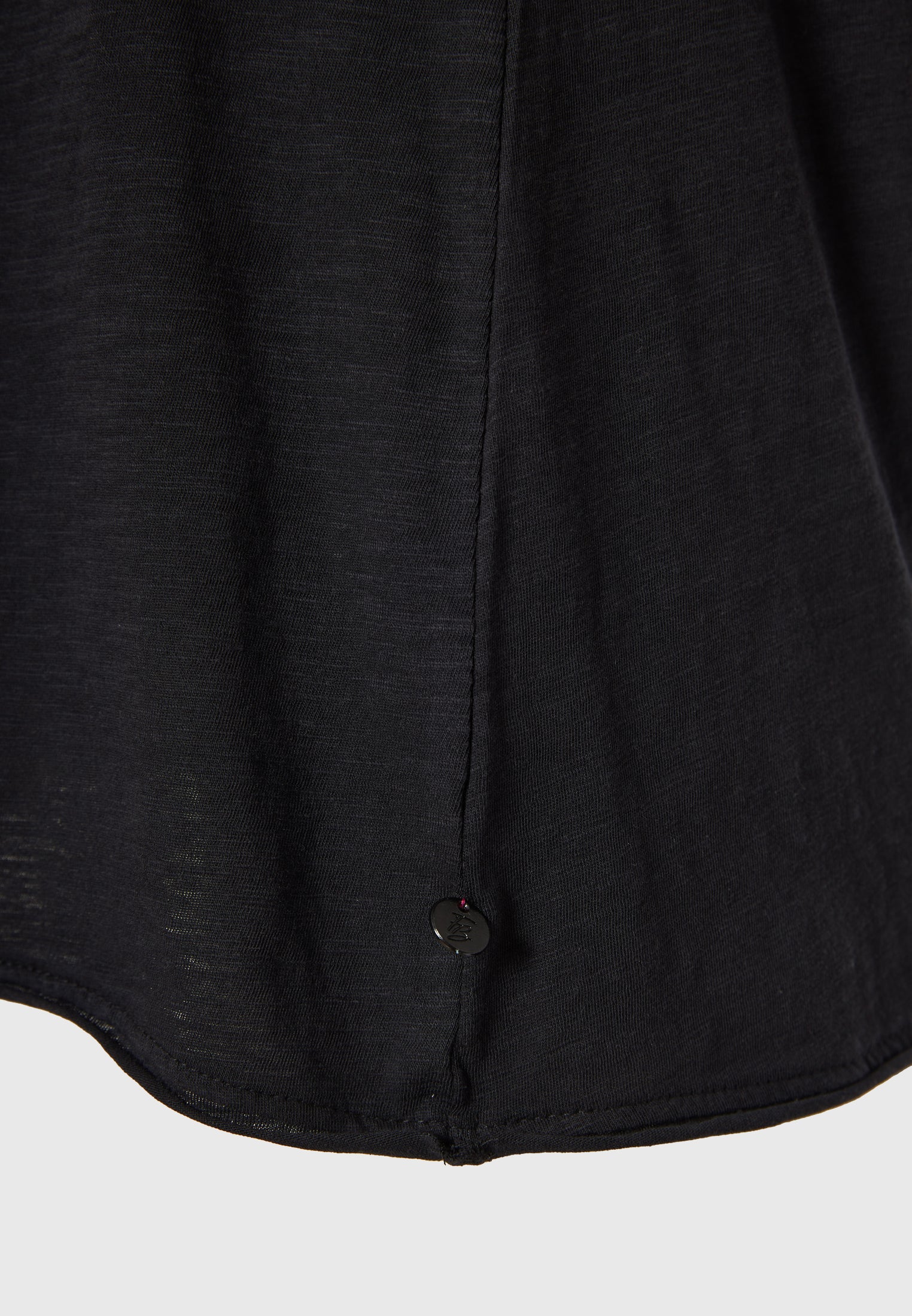 Women's V-neck t-shirt with raw edges - The essentials