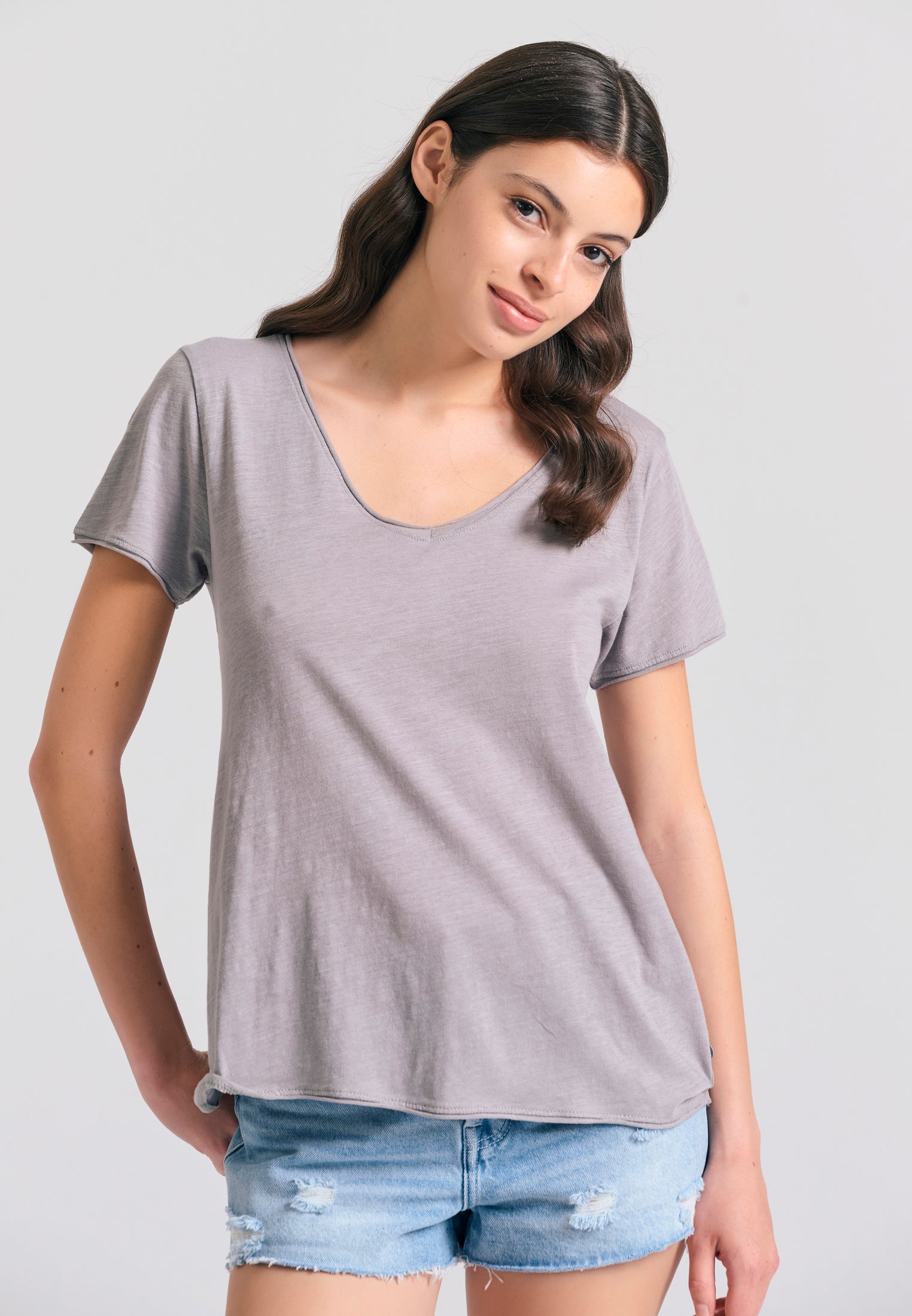 Women's V-neck t-shirt with raw edges - The essentials