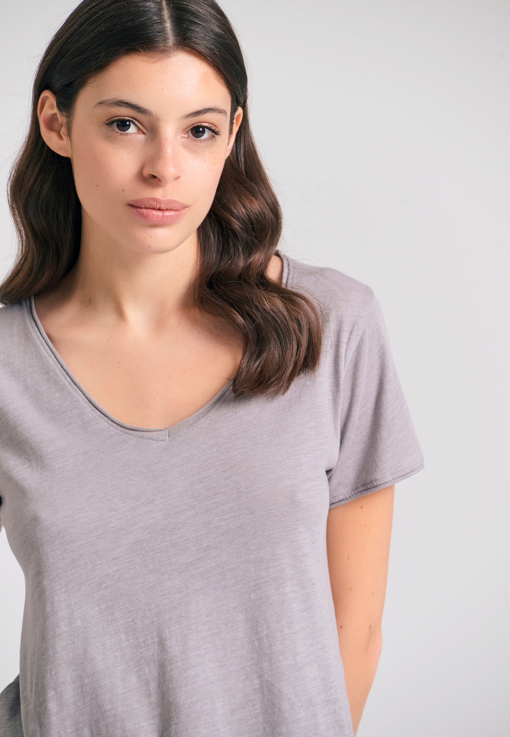 Women's V-neck t-shirt with raw edges - The essentials