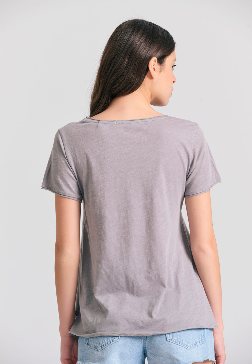 Women's V-neck t-shirt with raw edges - The essentials