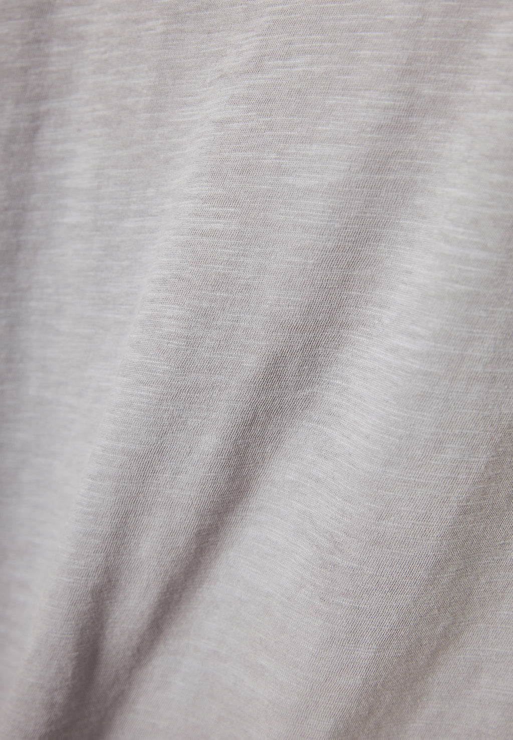 Women's V-neck t-shirt with raw edges - The essentials