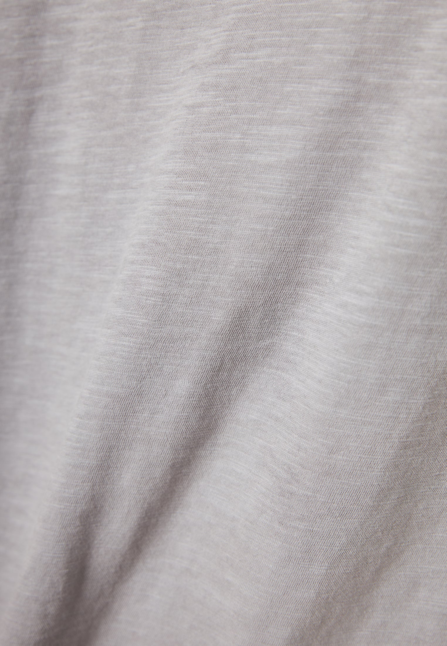 Women's V-neck t-shirt with raw edges - The essentials