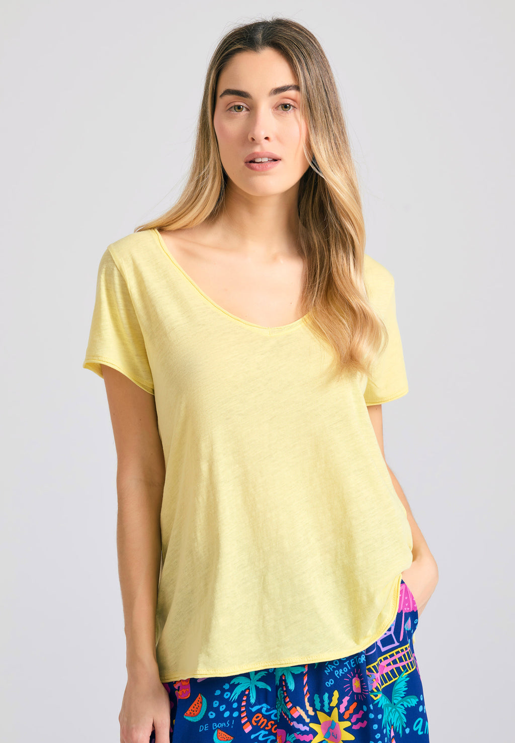 Women's V-neck t-shirt with raw edges - The essentials