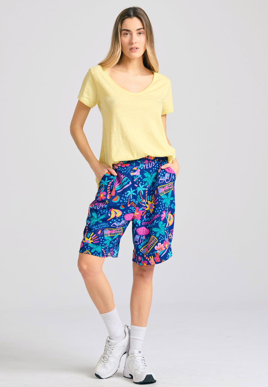 Women's V-neck t-shirt with raw edges - The essentials