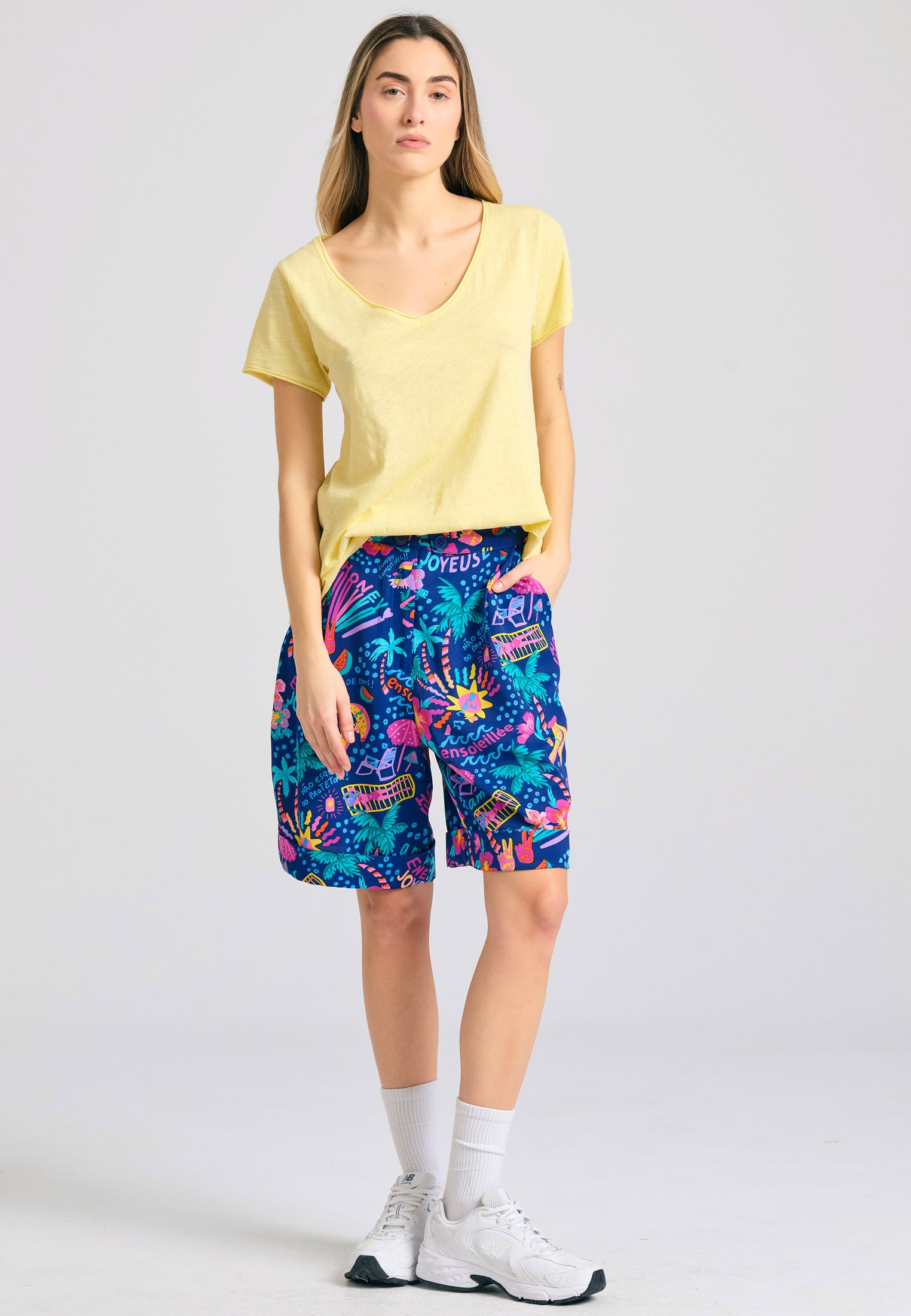 Women's V-neck t-shirt with raw edges - The essentials