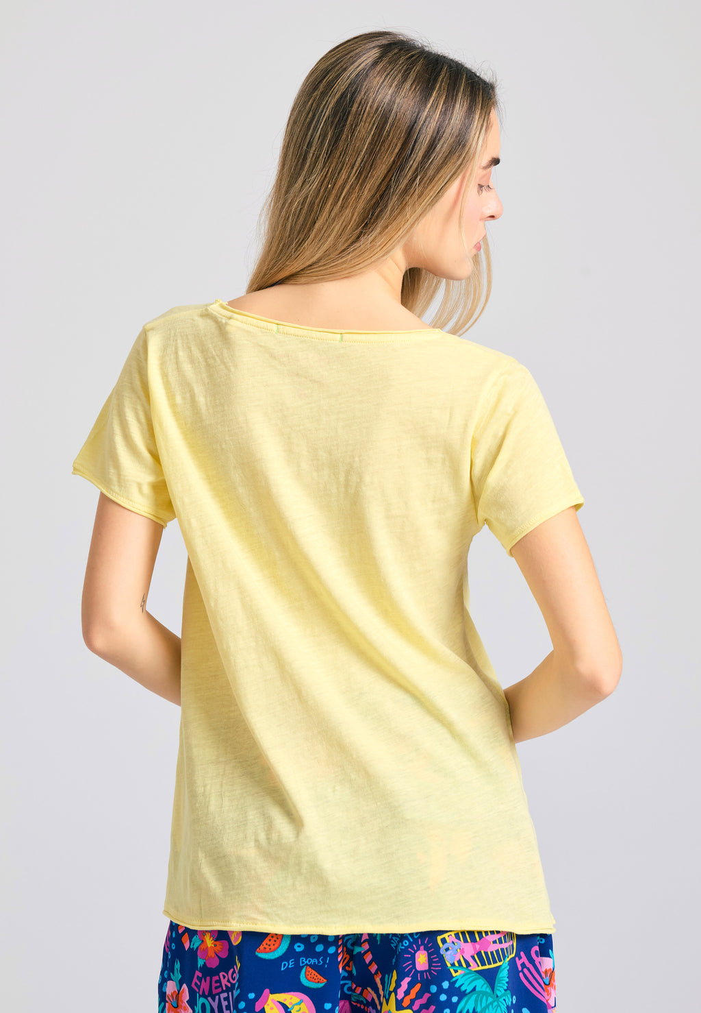 Women's V-neck t-shirt with raw edges - The essentials