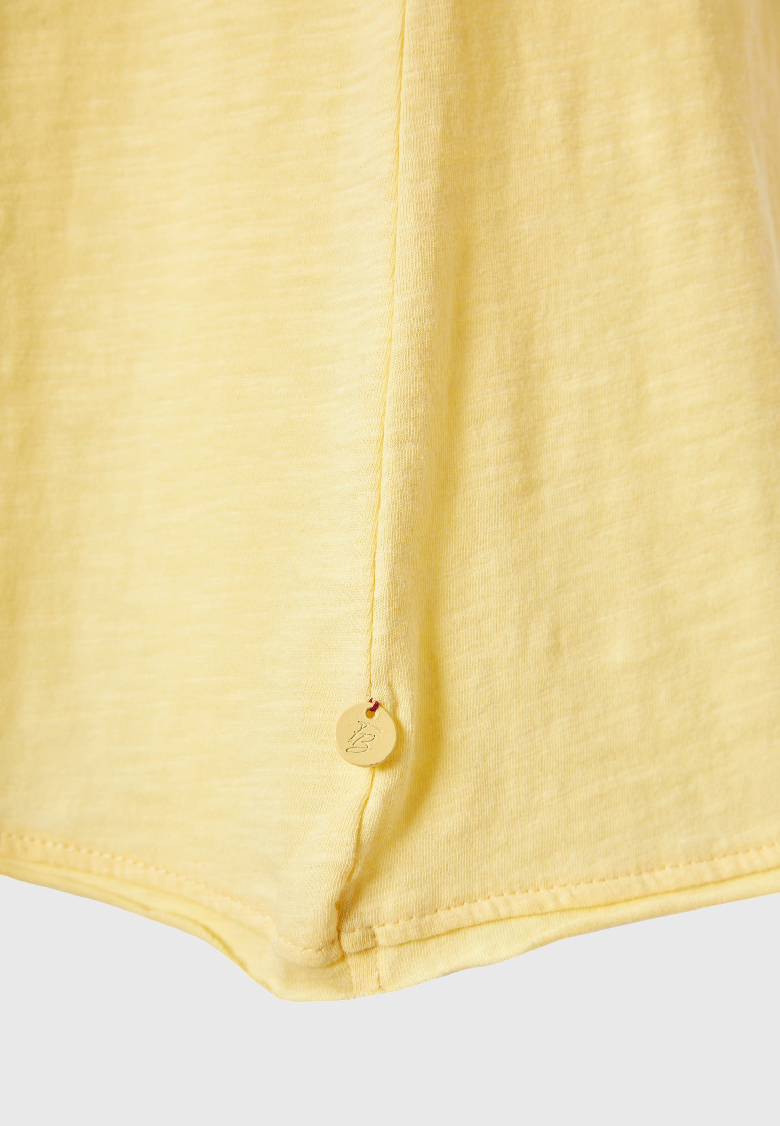 Women's V-neck t-shirt with raw edges - The essentials