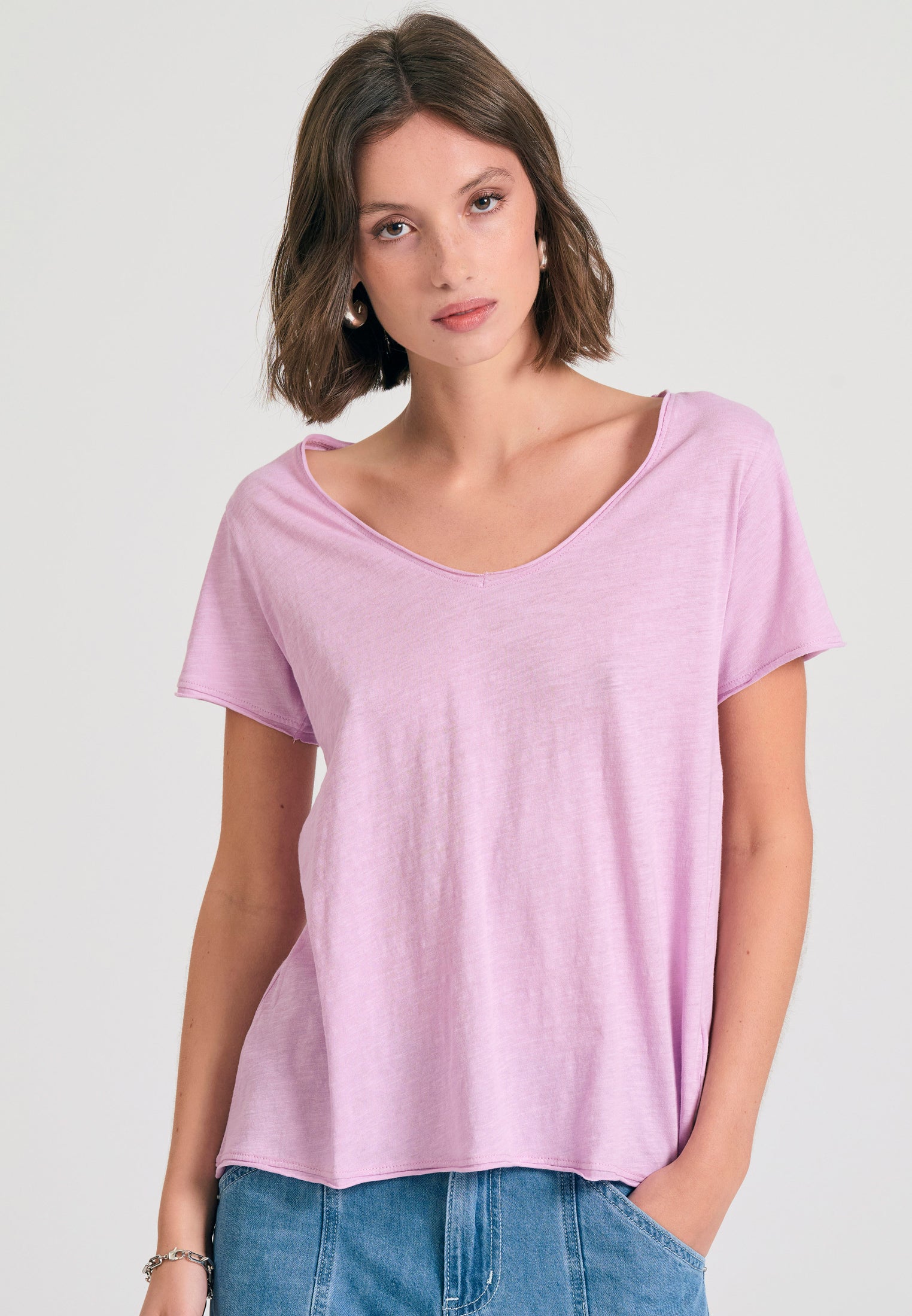 Women's V-neck t-shirt with raw edges - The essentials