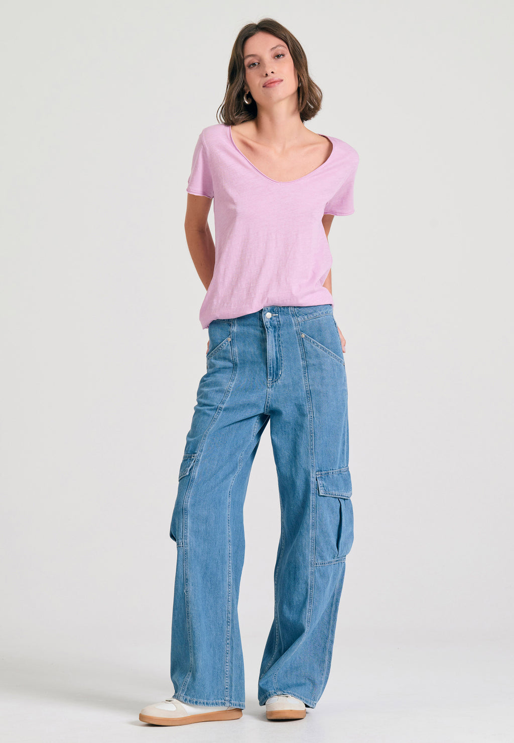 Women's V-neck t-shirt with raw edges - The essentials