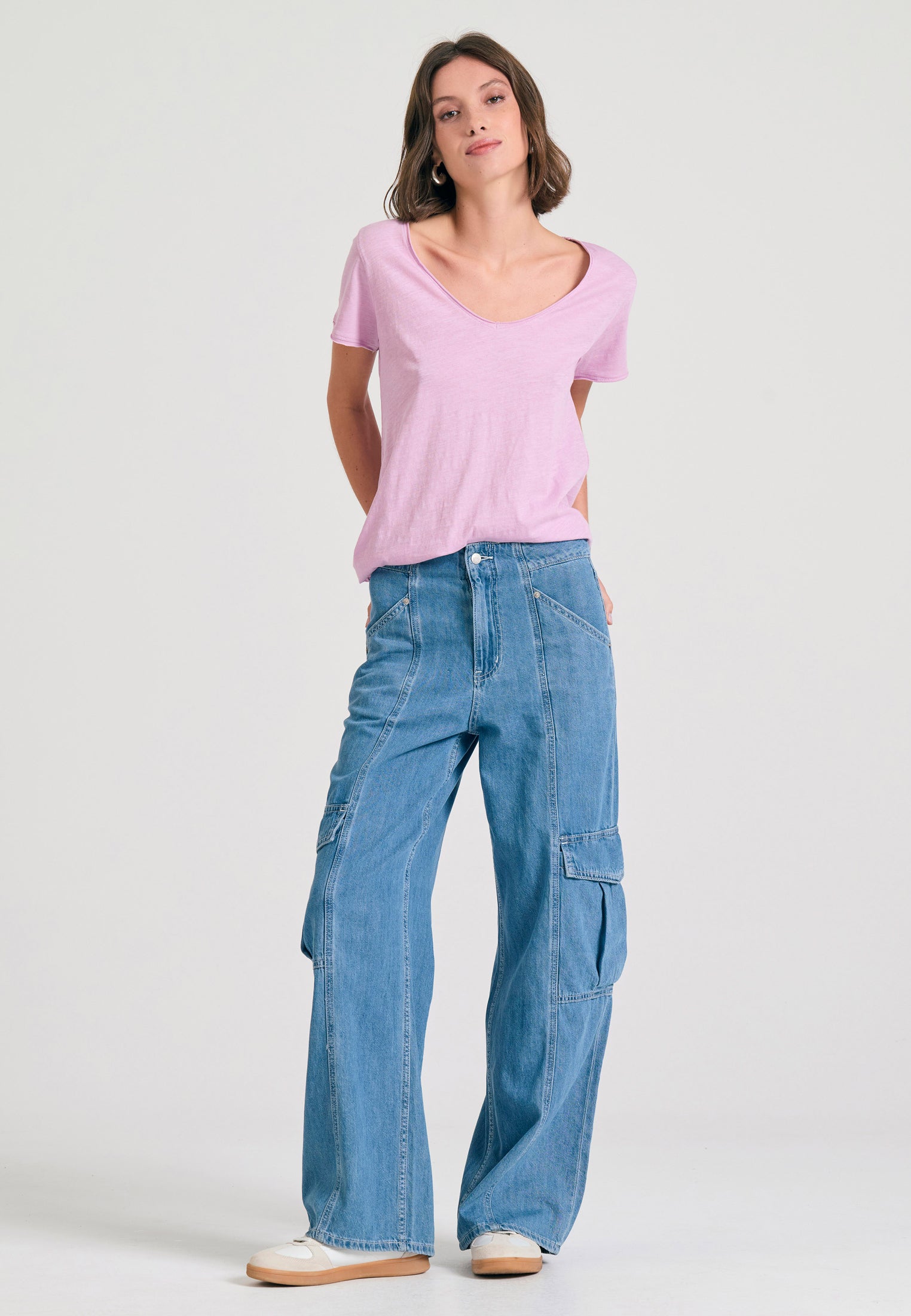 Women's V-neck t-shirt with raw edges - The essentials