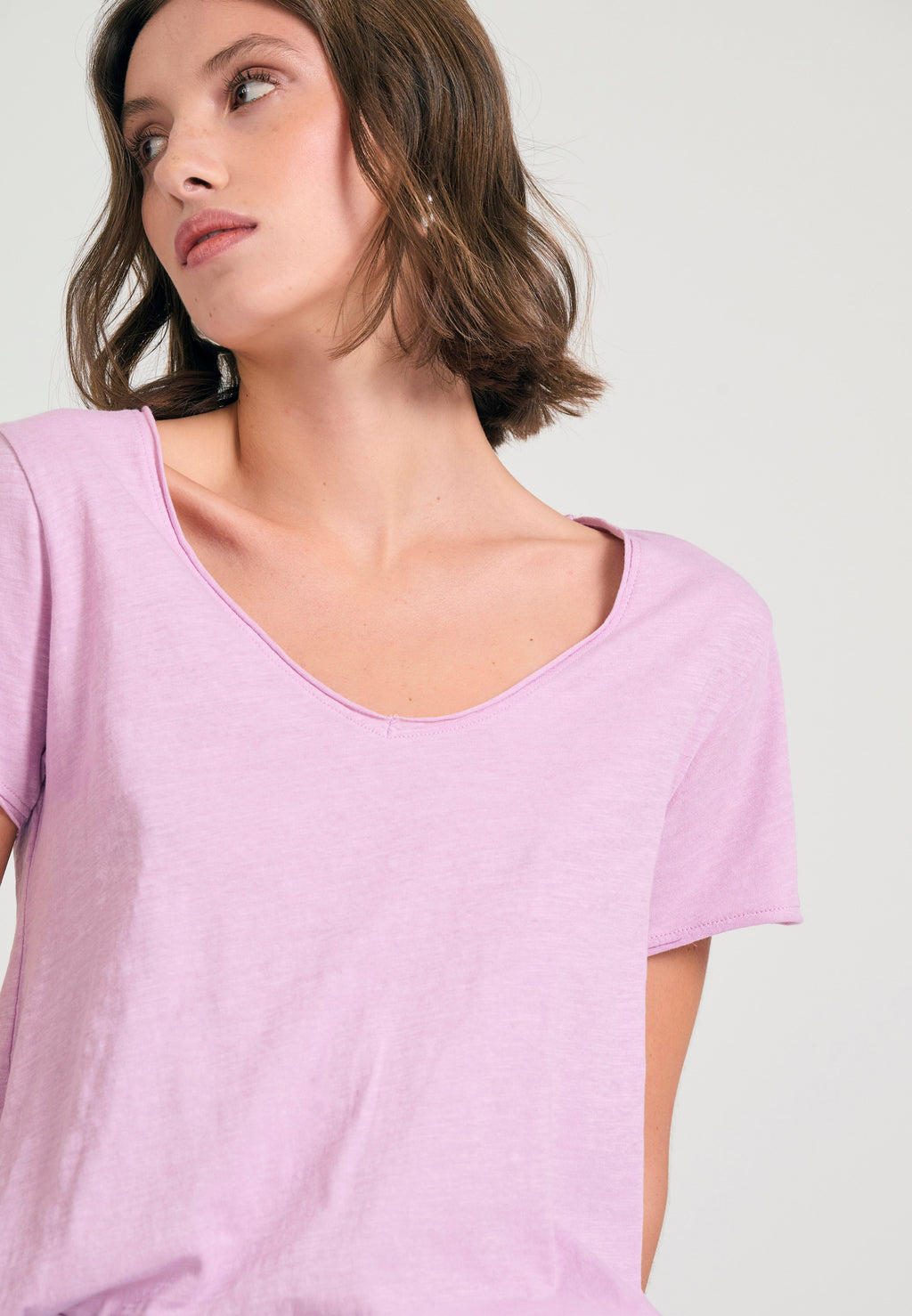 Women's V-neck t-shirt with raw edges - The essentials