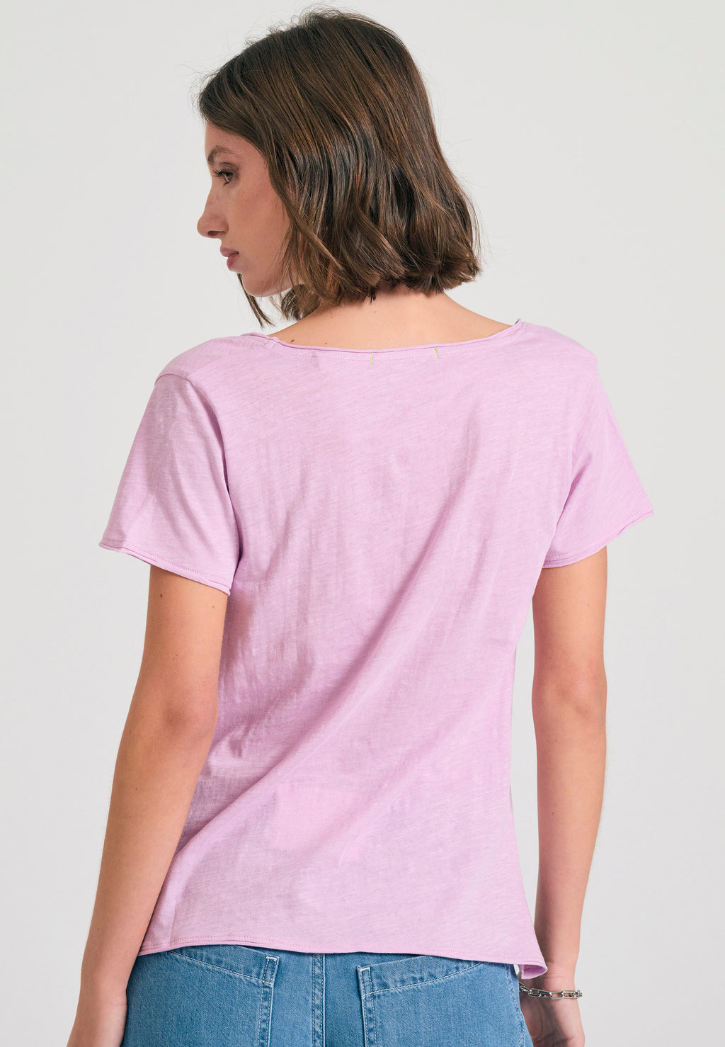 Women's V-neck t-shirt with raw edges - The essentials
