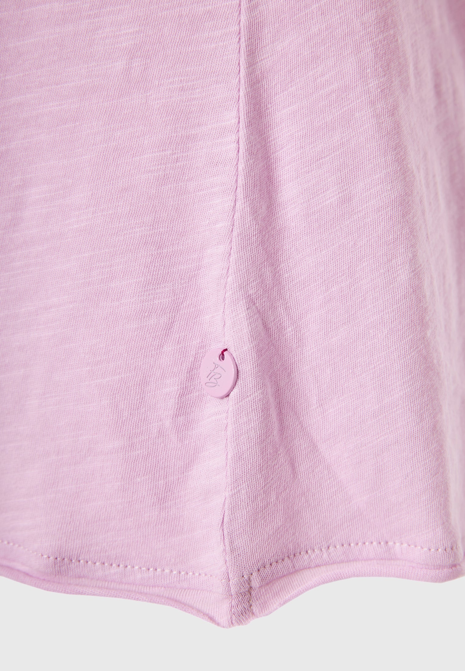 Women's V-neck t-shirt with raw edges - The essentials