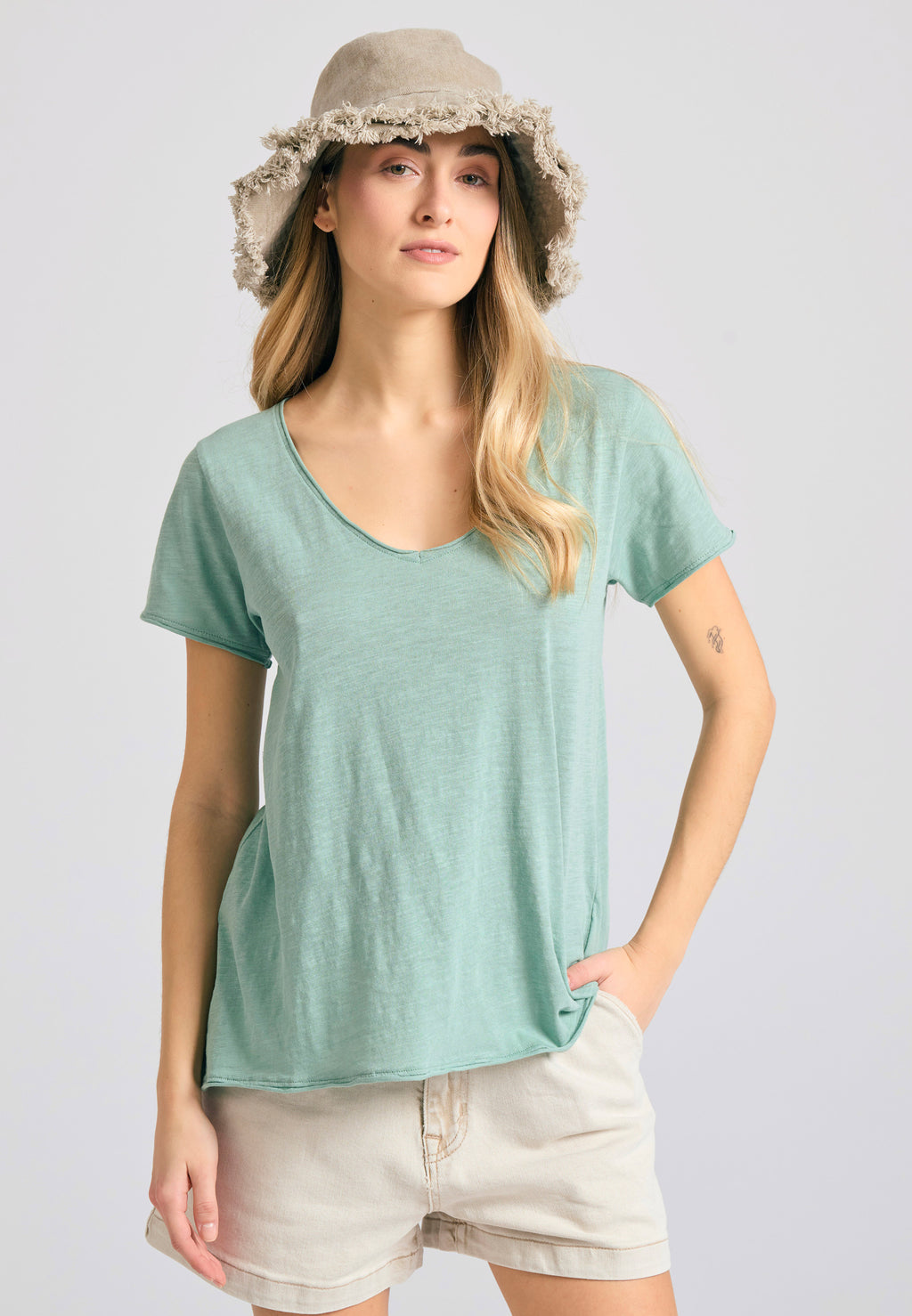 Women's V-neck t-shirt with raw edges - The essentials