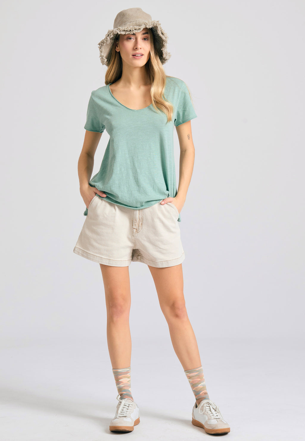 Women's V-neck t-shirt with raw edges - The essentials