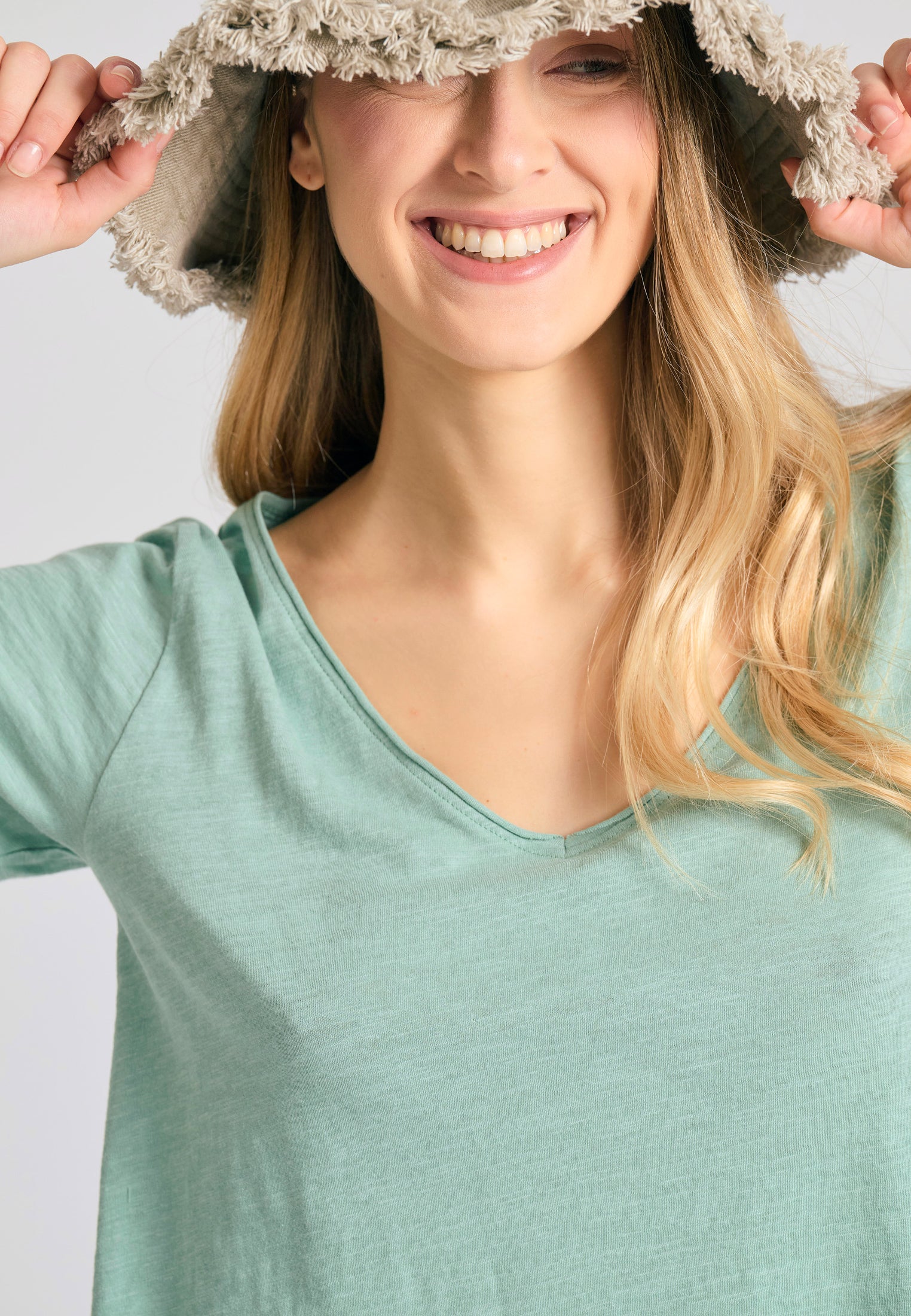 Women's V-neck t-shirt with raw edges - The essentials