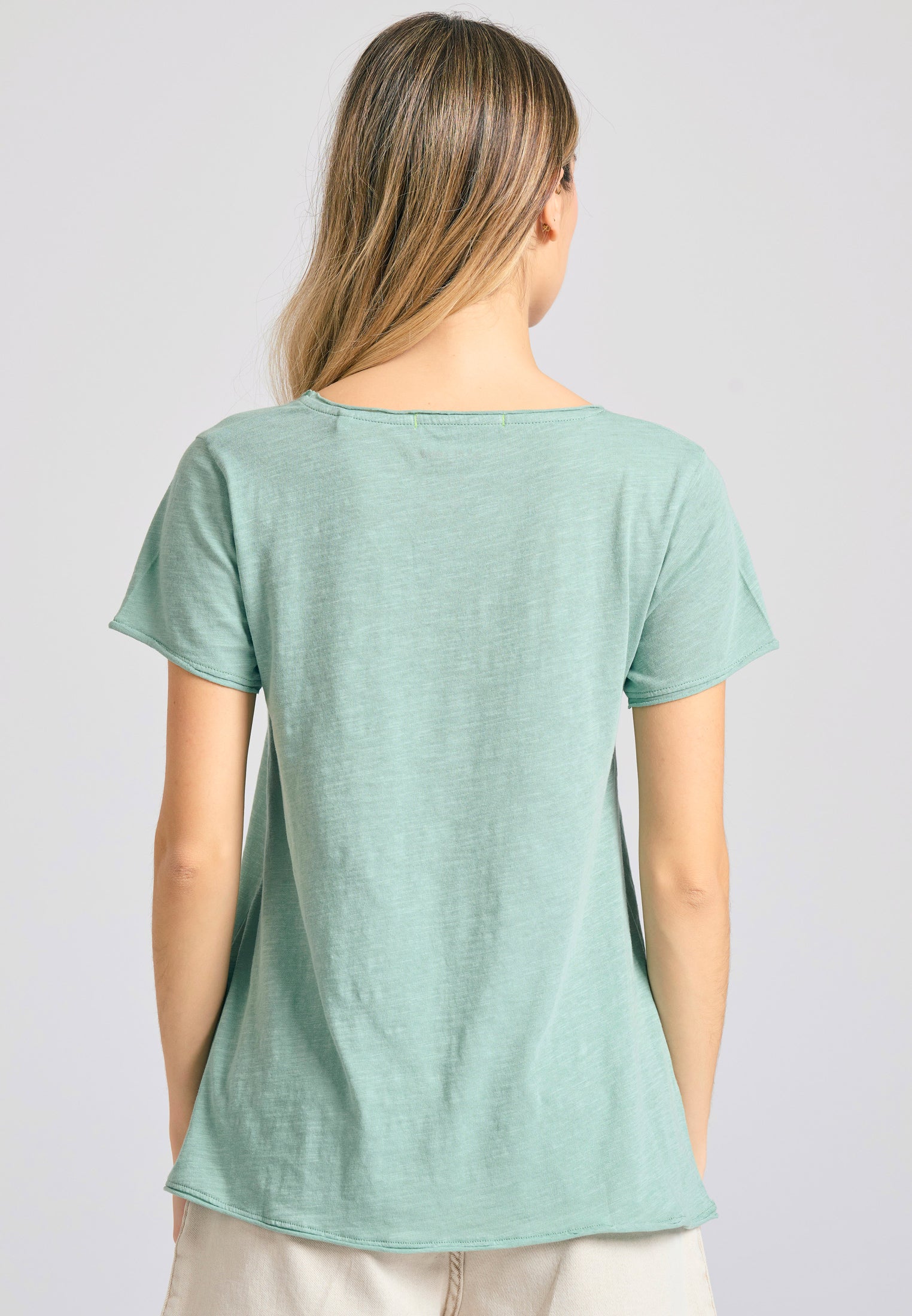 Women's V-neck t-shirt with raw edges - The essentials