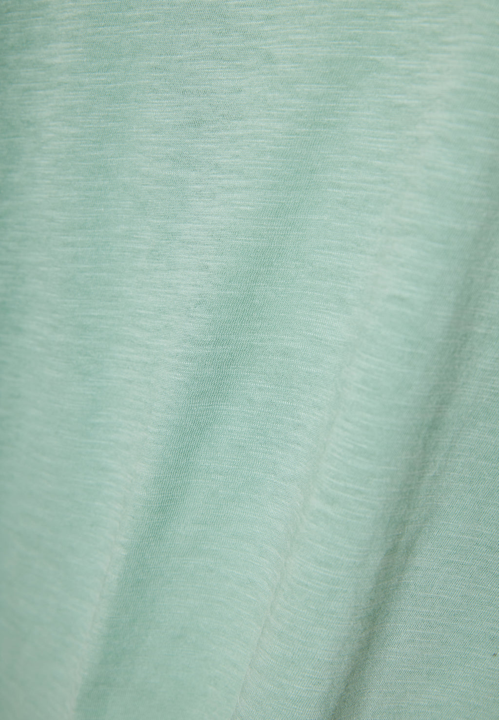 Women's V-neck t-shirt with raw edges - The essentials