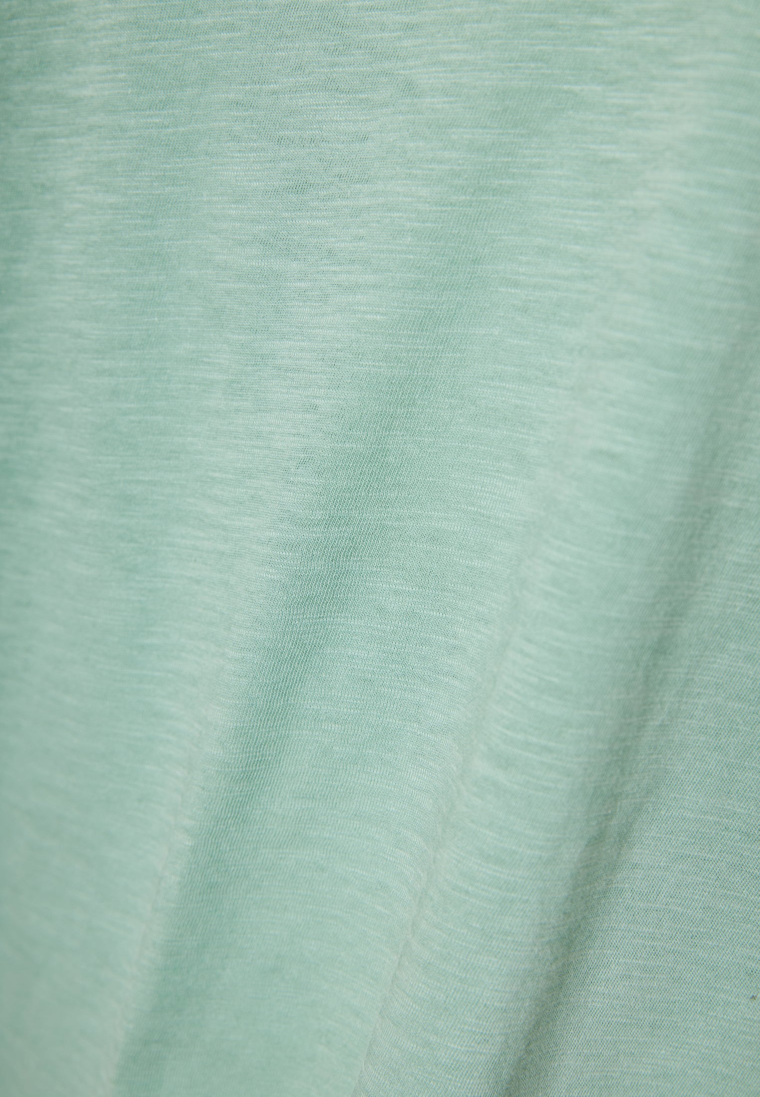 Women's V-neck t-shirt with raw edges - The essentials