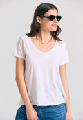 Women's V-neck t-shirt with raw edges - The essentials