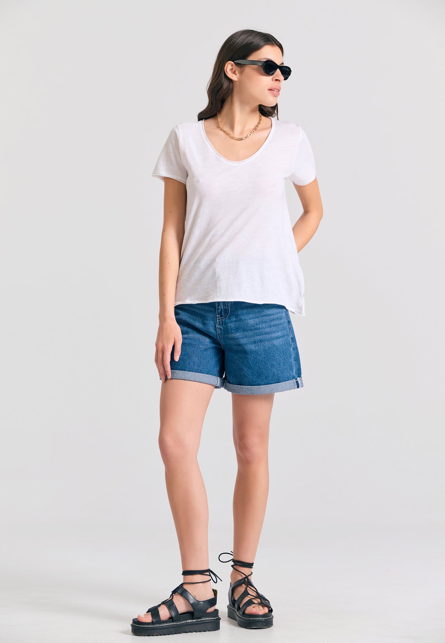 Women's V-neck t-shirt with raw edges - The essentials