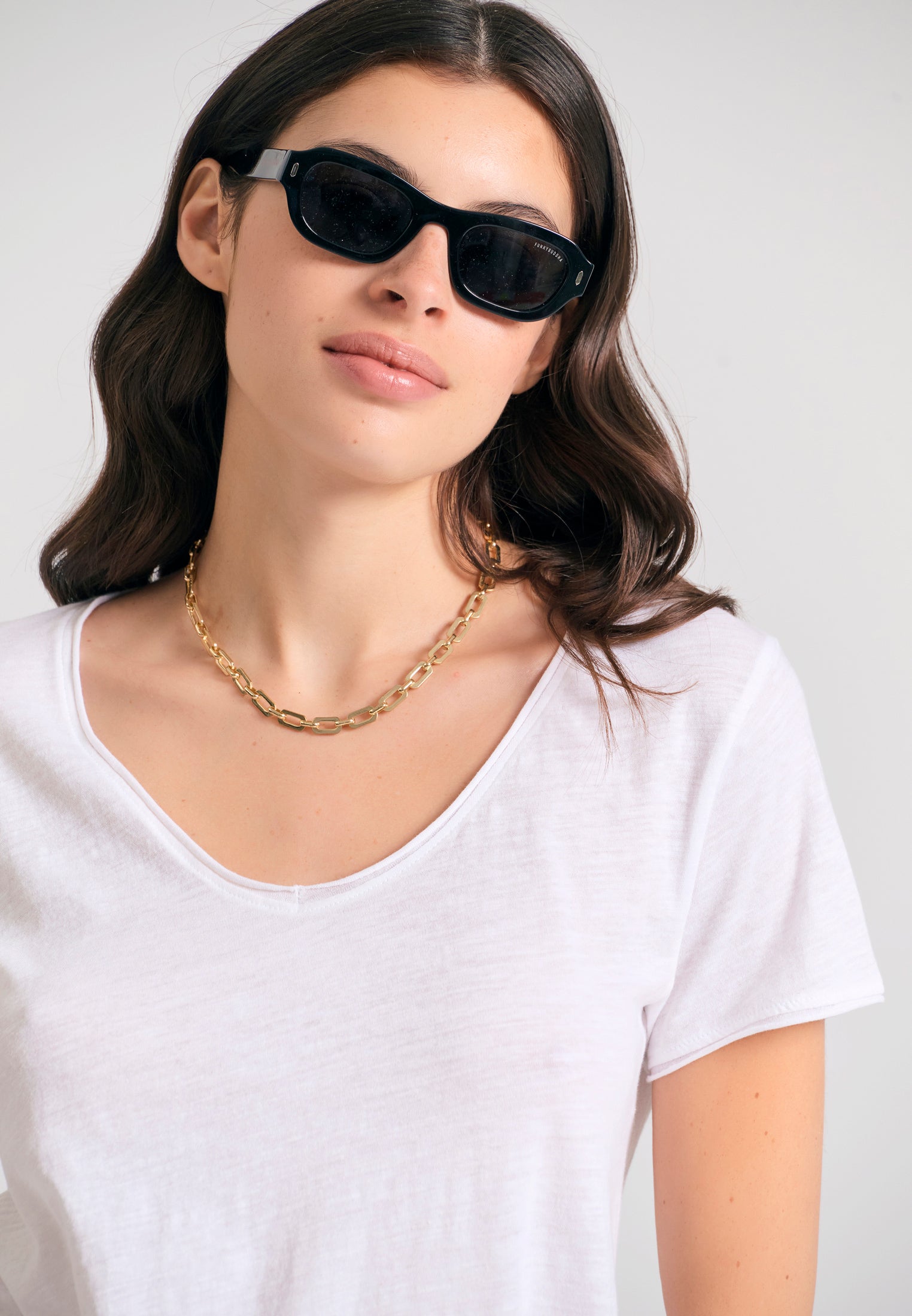 Women's V-neck t-shirt with raw edges - The essentials