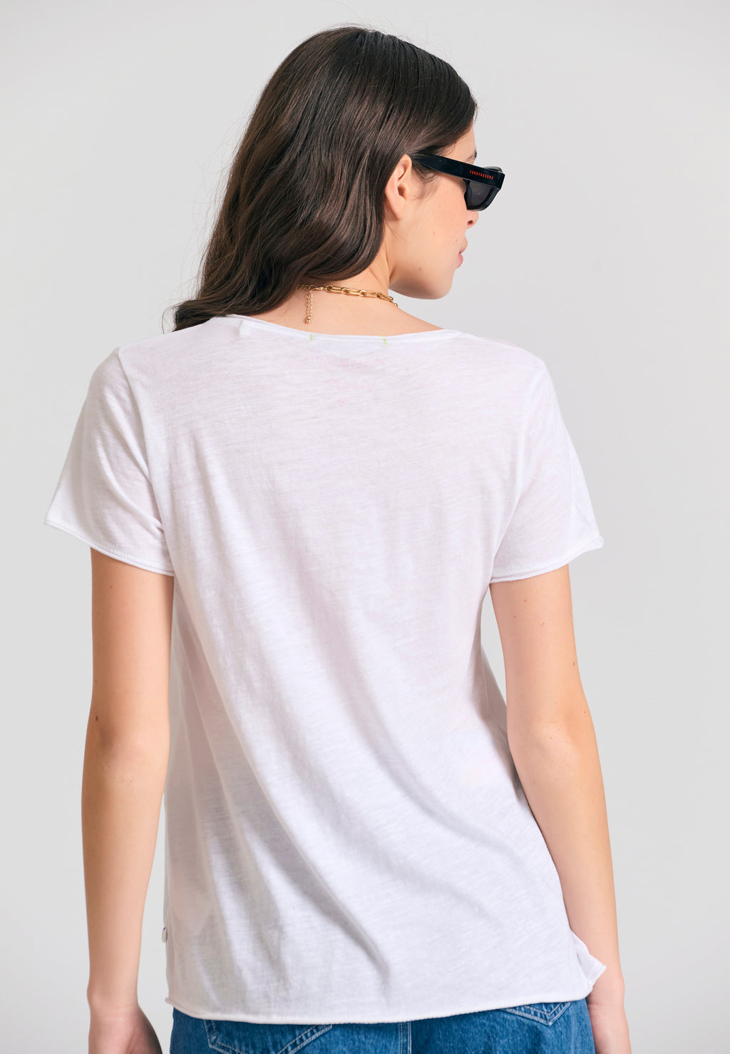 Women's V-neck t-shirt with raw edges - The essentials
