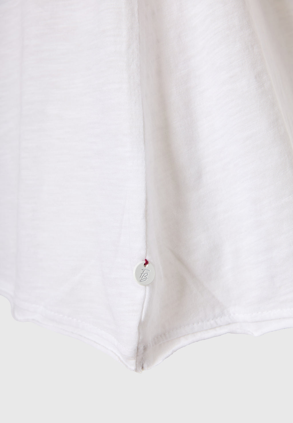 Women's V-neck t-shirt with raw edges - The essentials