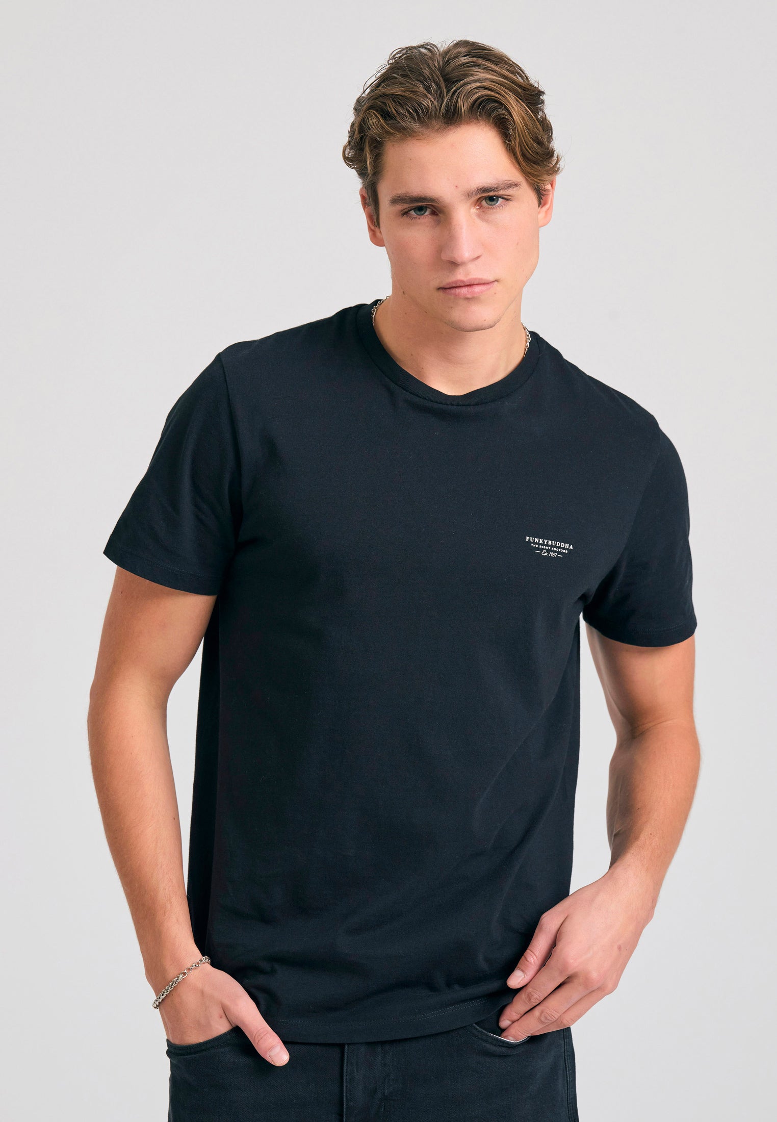 Crew-neck men's t-shirt - The essentials