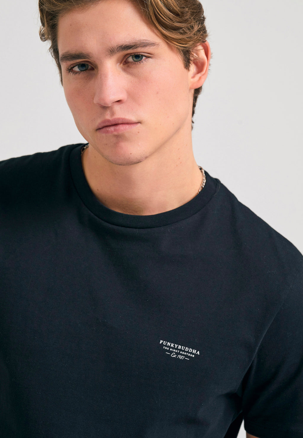Crew-neck men's t-shirt - The essentials